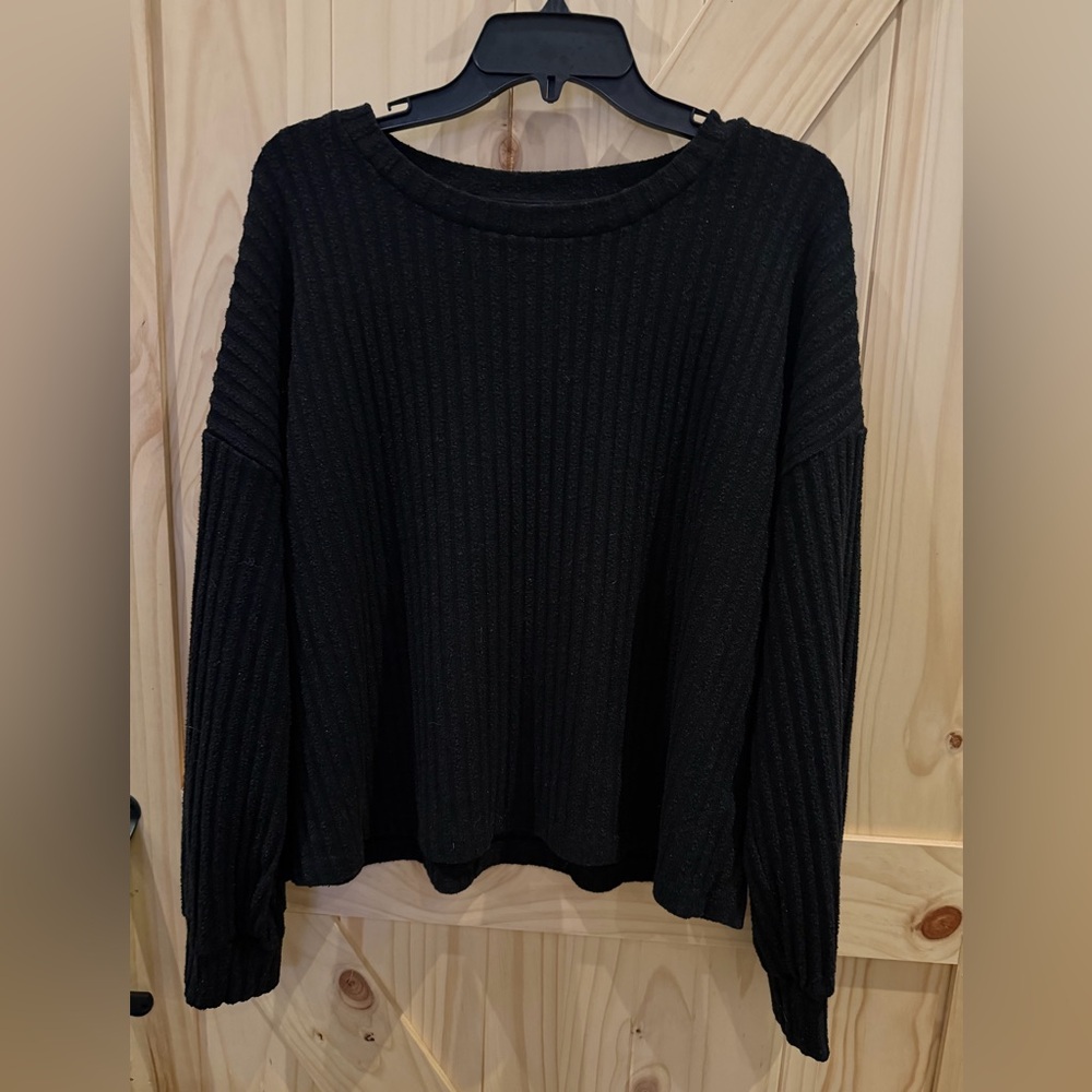 Simply styled thick ribbed top